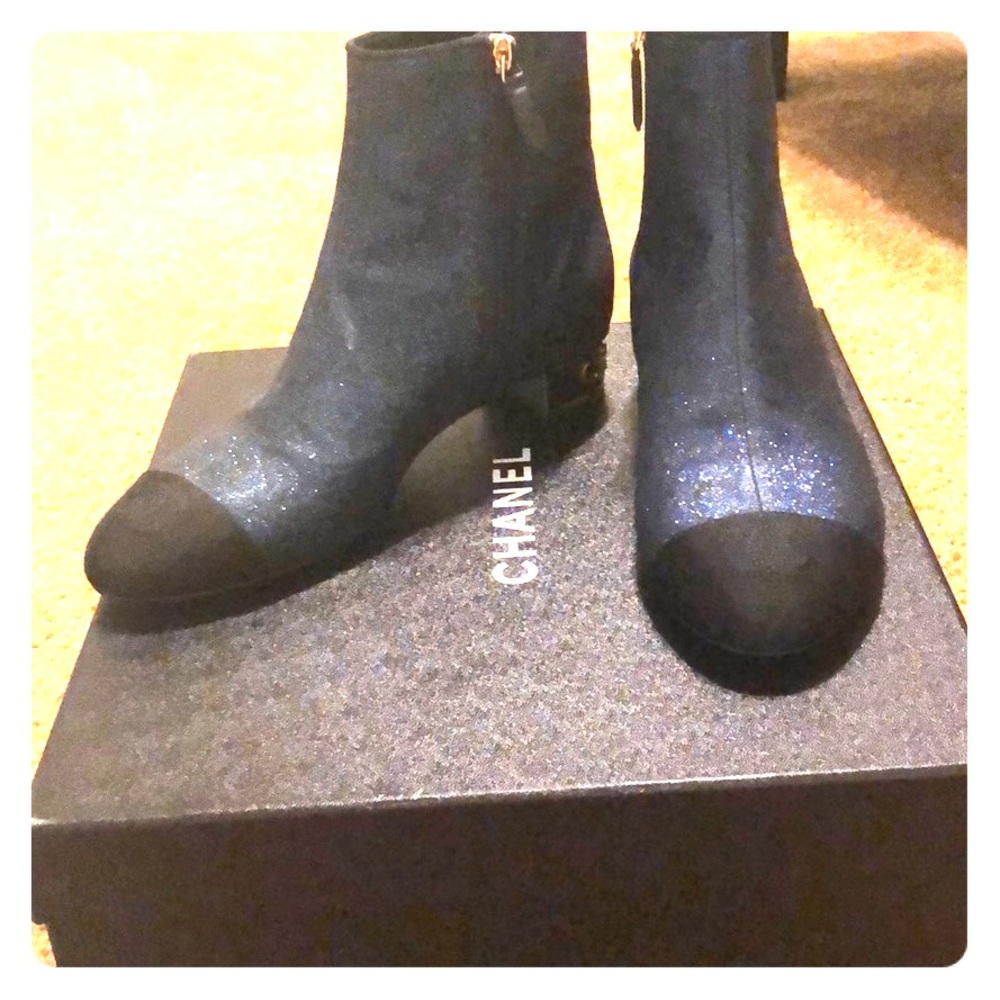 Chanel
Navy/Black Sequins Grosgrain Boots